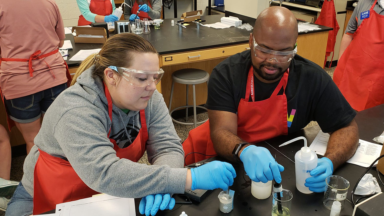 Two CALS students working in a lab.