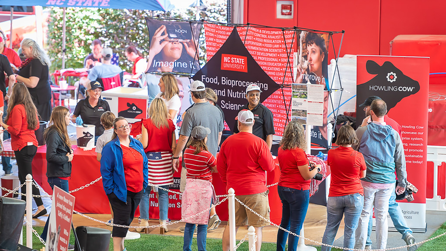 people gather for Howling Cow ice cream at CALS Tailgate