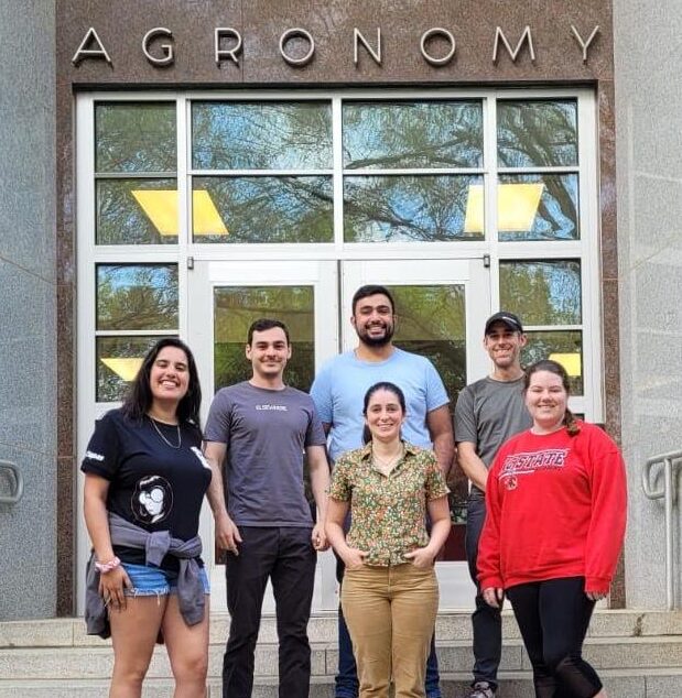 Evelyn McAdam with Amanda Cardoso and other students from her NC State plant physiology lab.