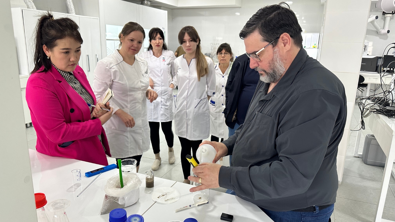 Gatiboni trains Uzbek soil lab technicians to assist local farmers.