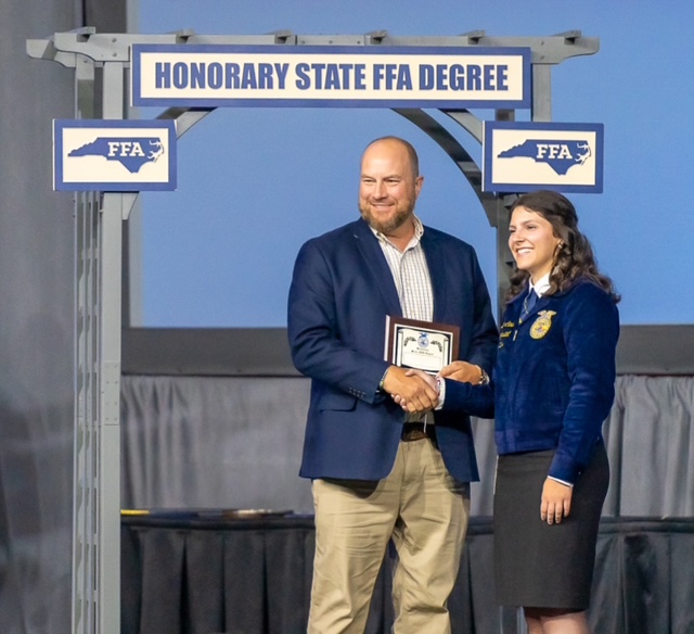 Dewayne Krege acepta el premio honorario de la FFA