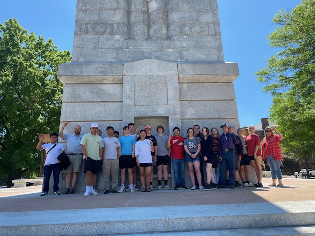 Dewayne Krege y los estudiantes posan en NC State Belltower