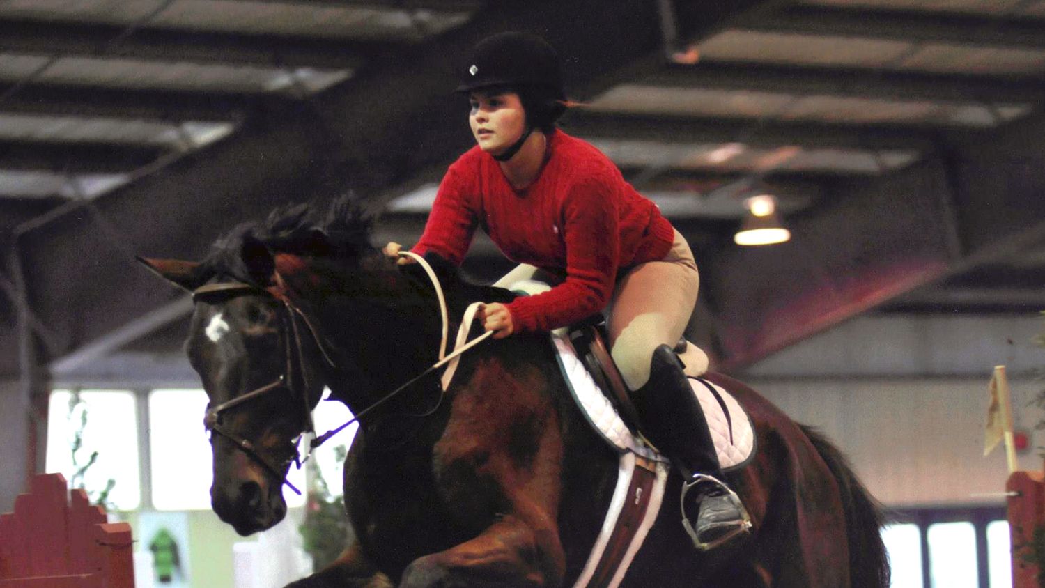CALS student Shelby Lanier riding a horse during competition.