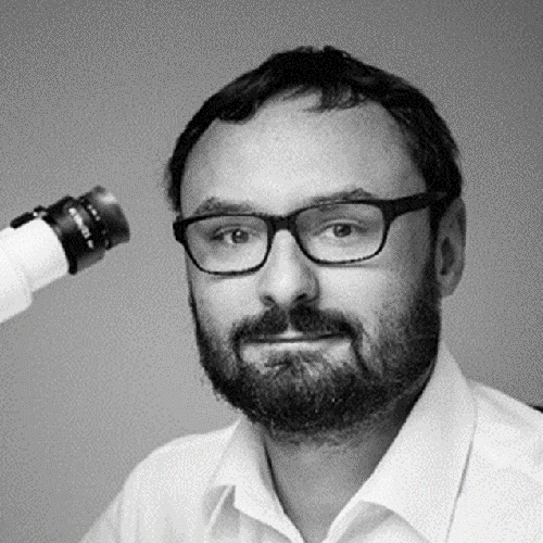 Bartosz Kempisty with a microscope