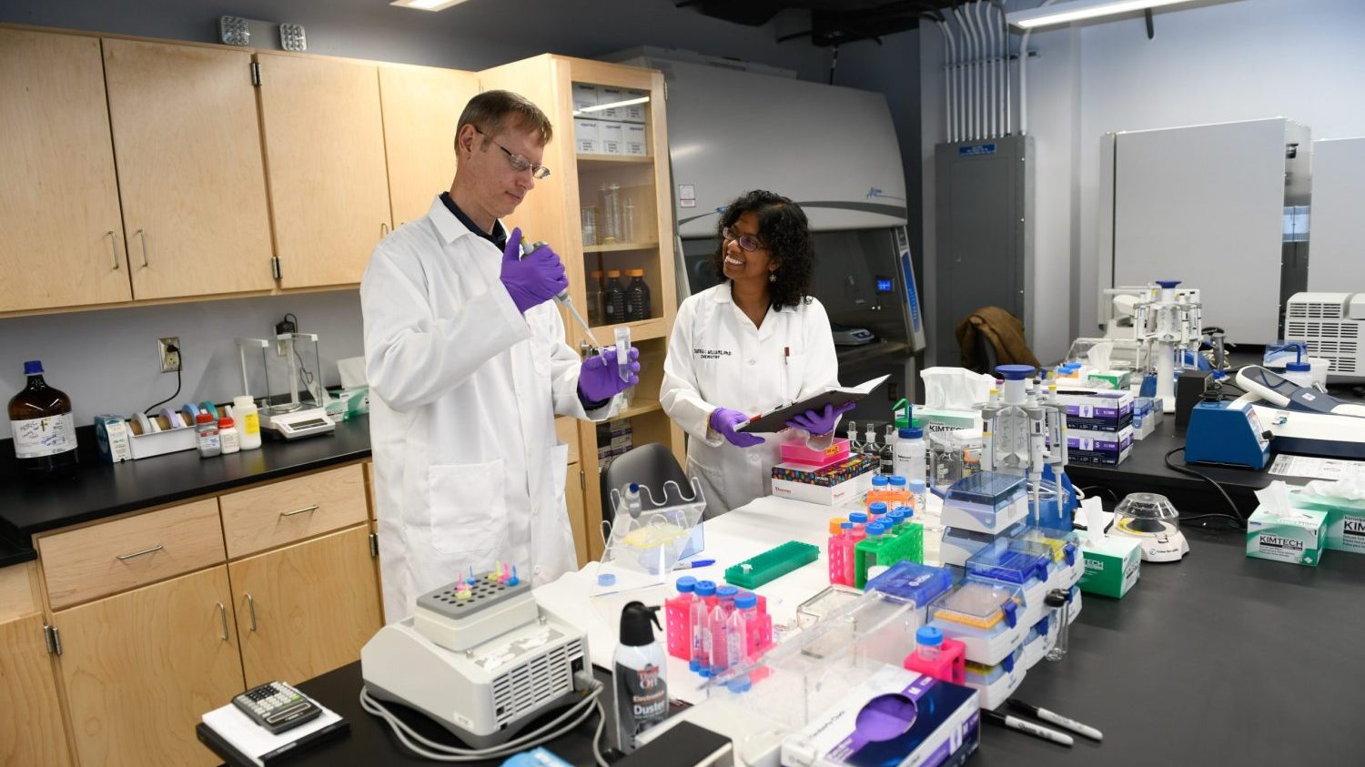 METRIC Staff working in lab