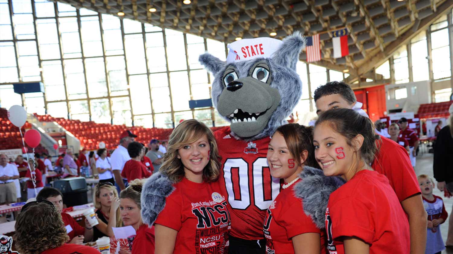 Students and Mr Wuf mascot at CALS Tailgate