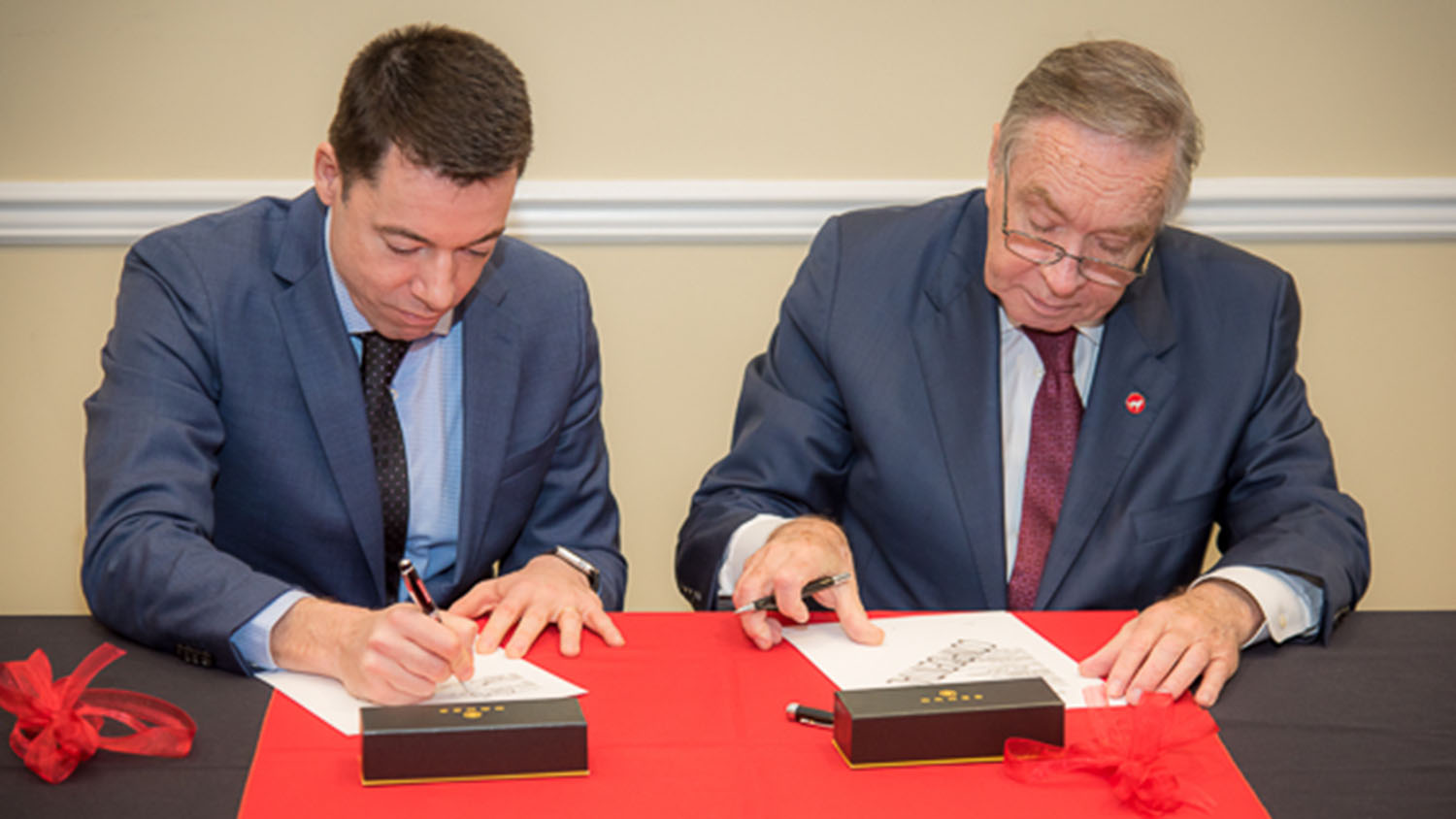 and DSM Nutritional Products'Eduardo Alberto and NC State’s Mladen Vouk sign a memorandum of understanding (MOU).