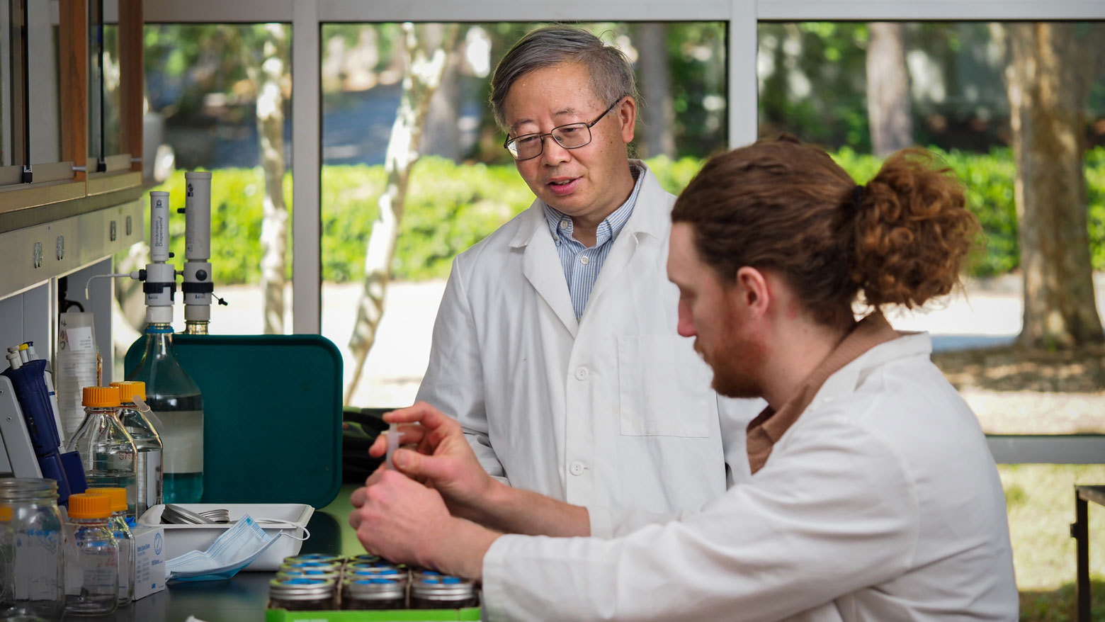 Shuijin Hu in lab with Sean Bloszies, a postdoctoral researcher