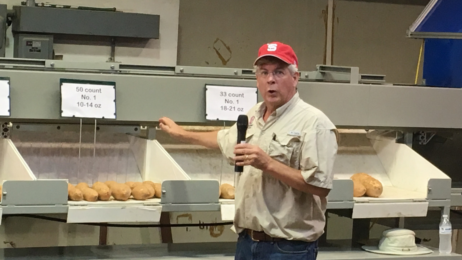 Craig Yencho gives a presentation at a recent field day