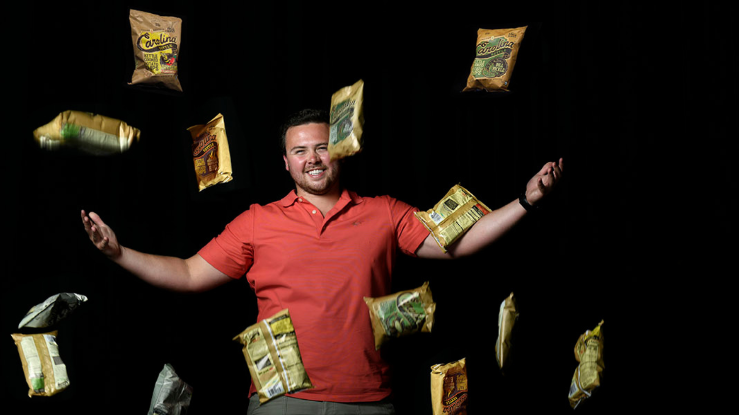 Josh Monahan avec des sacs de chips dans les airs