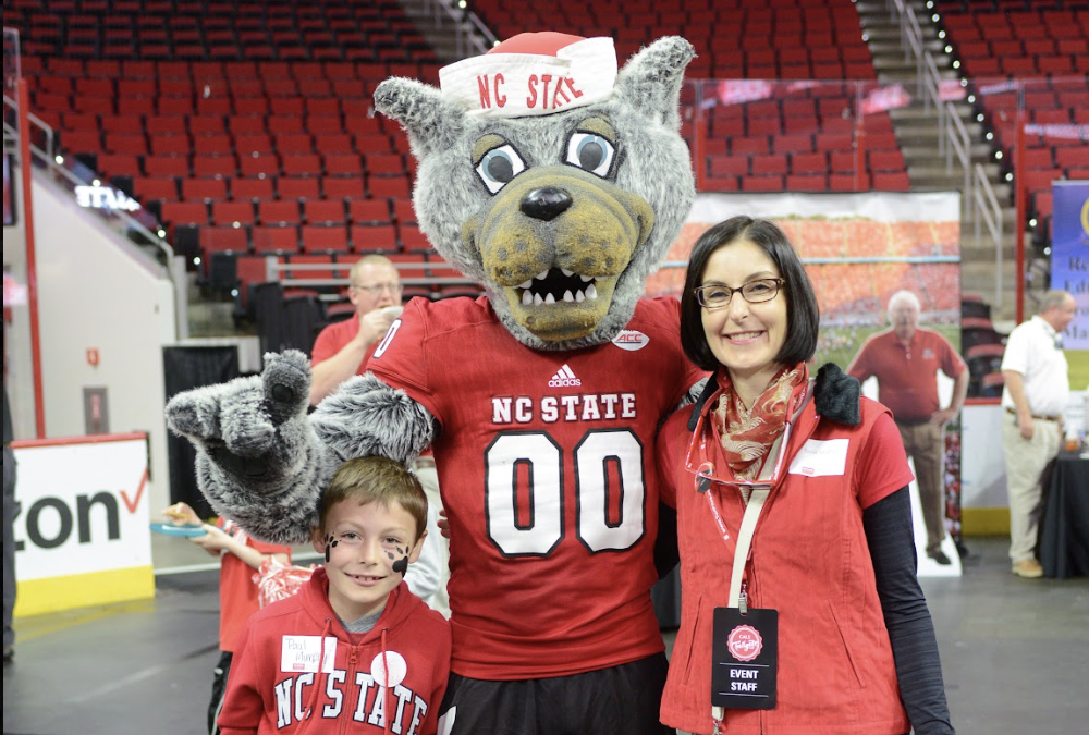 Sonia Murphy et son fils avec M. Wuf sur le terrain de basket